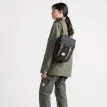 en person bär en Herschel Retreat Mini ryggsäck 10 L (unisex)