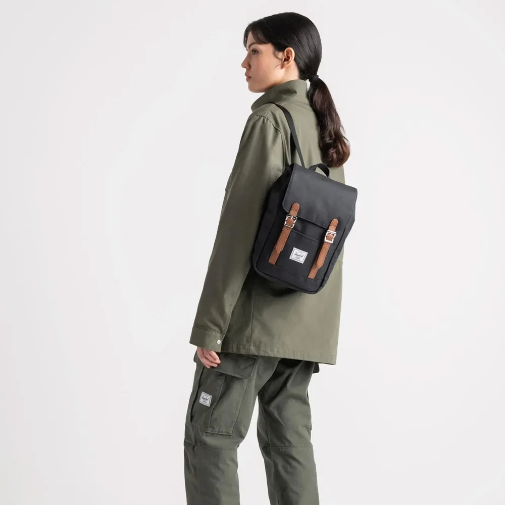 en person bär en Herschel Retreat Mini ryggsäck 10 L (unisex)