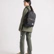 Herschel Settlement vardagsryggsäck 23 L (unisex) på en dam
