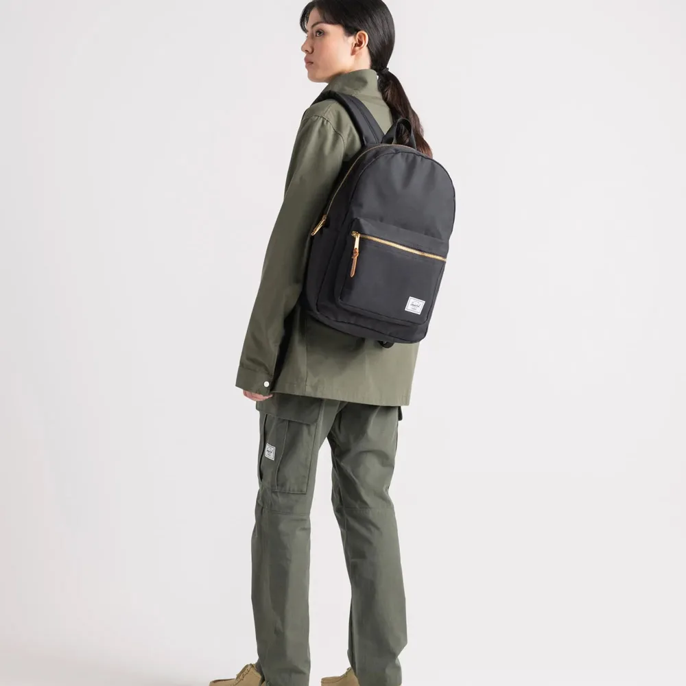 Herschel Settlement vardagsryggsäck 23 L (unisex) på en dam