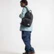 Herschel Settlement vardagsryggsäck 23 L (unisex) på en man