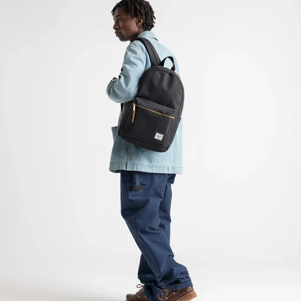 Herschel Settlement vardagsryggsäck 23 L (unisex) på en man