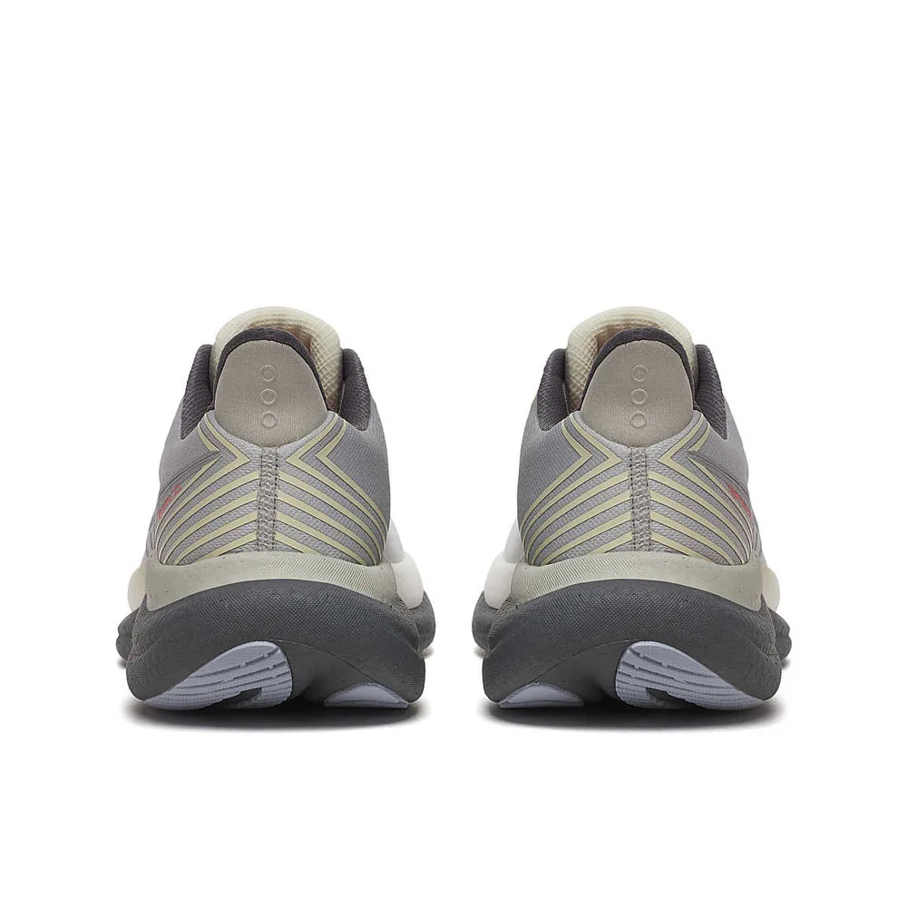 baksida häl på Saucony Triumph 23 löparskor (herr)