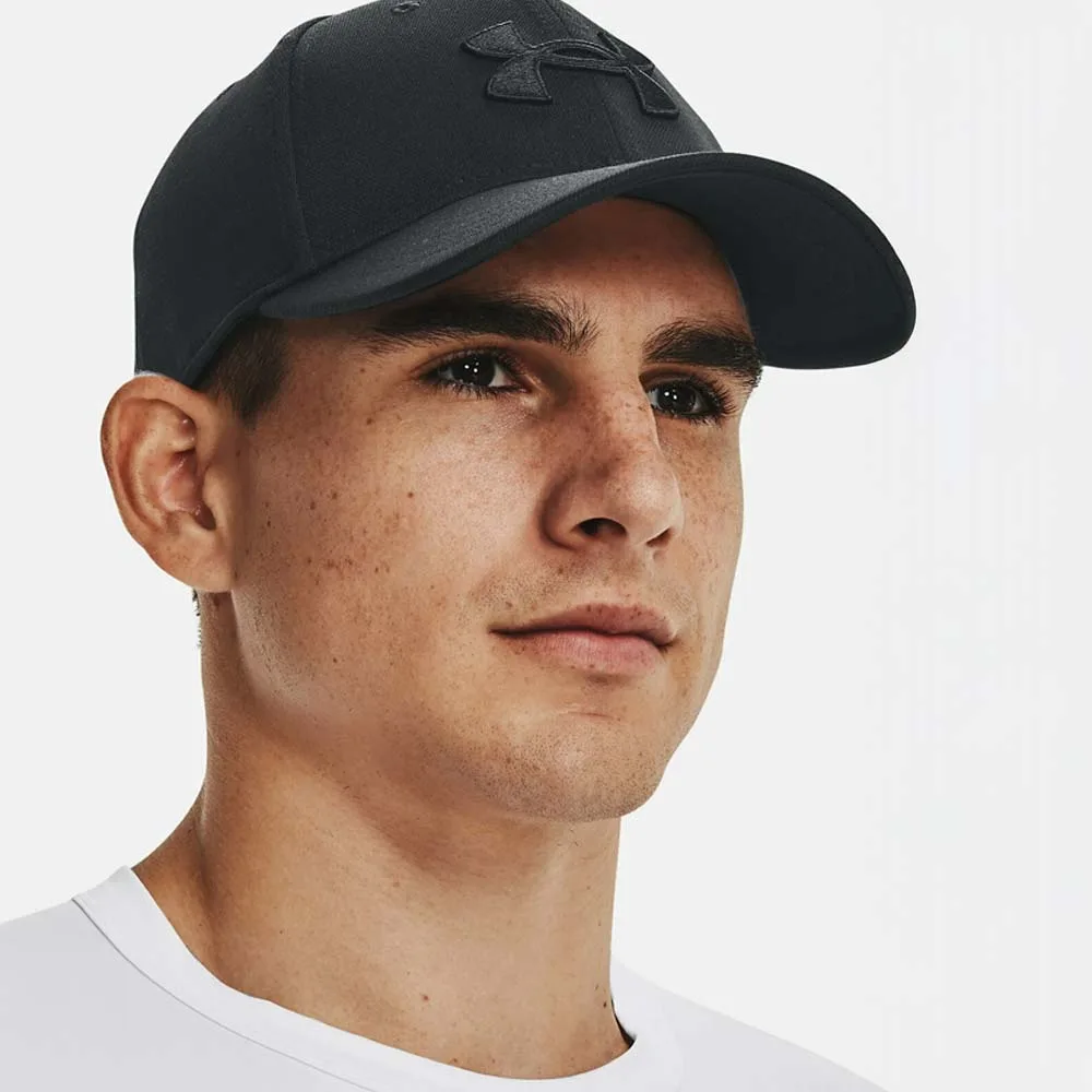 SVART Under Armour Blitzing Low keps (herr) PÅ EN MAN