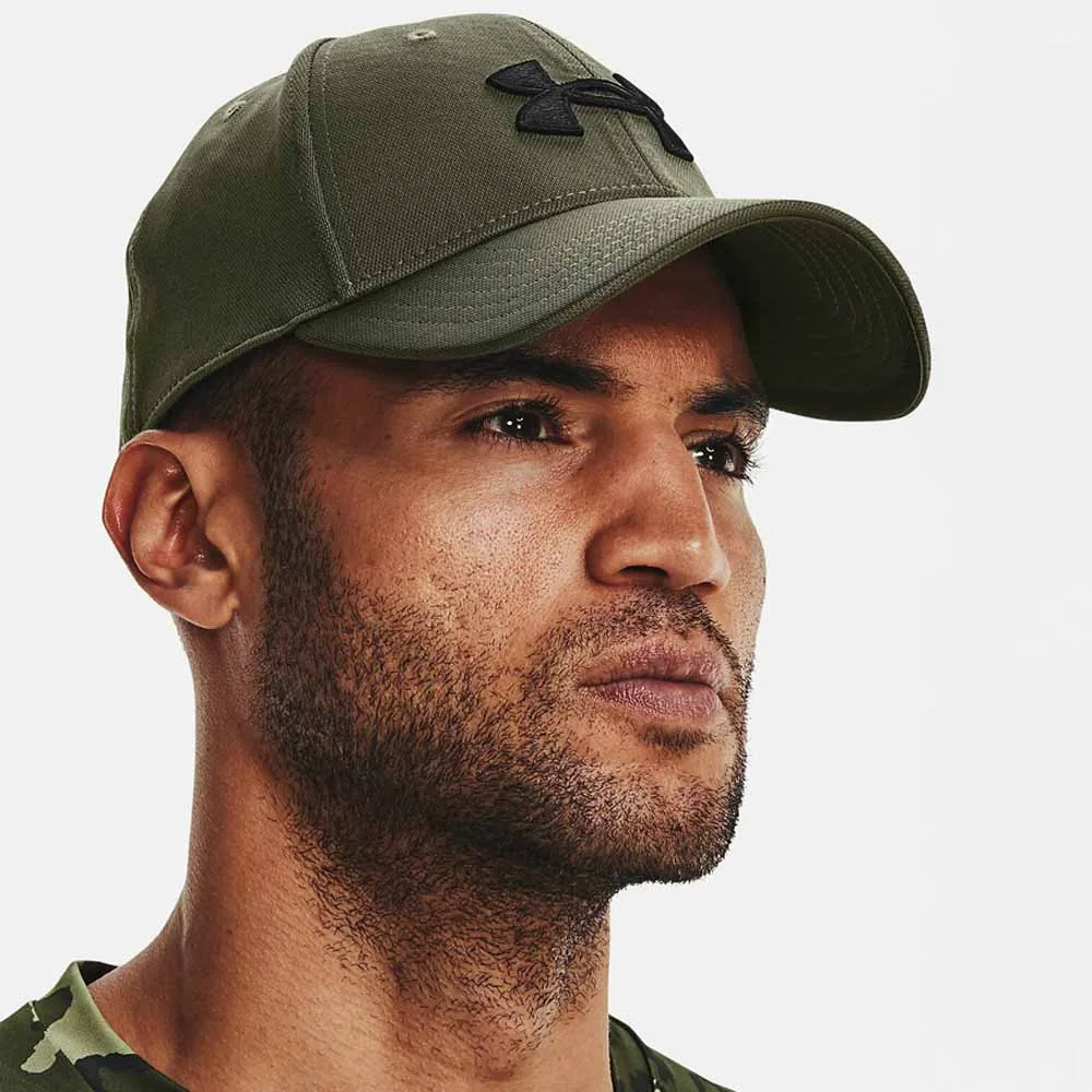 GRÖN Under Armour Blitzing Low keps (herr) PÅ EN MAN