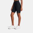 en modell bär ett par Under Armour Motion Bike Short EMEA träningsshorts (dam)