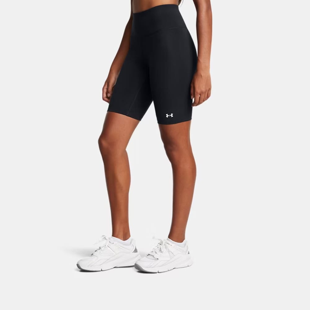 en modell bär ett par Under Armour Motion Bike Short EMEA träningsshorts (dam)