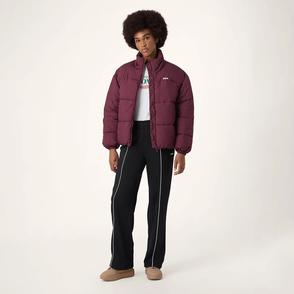 en dam bär en Fila Cimone relaxed puffer jacket vinterjacka (dam)