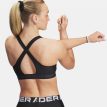 en modell bär Under Armour Cross Back Mid Bra sport-bh (dam)