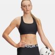 en modell bär en svart Under Armour Cross Back Mid Bra sport-bh (dam)