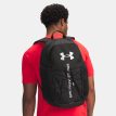 en modell bär en Under Armour Hustle Sport 6.0 Backpack vardagsryggsäck (unisex)