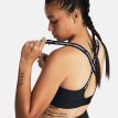 en modell bär Under Armour UA Infinity High 2.0 Bra sport-bh (dam)