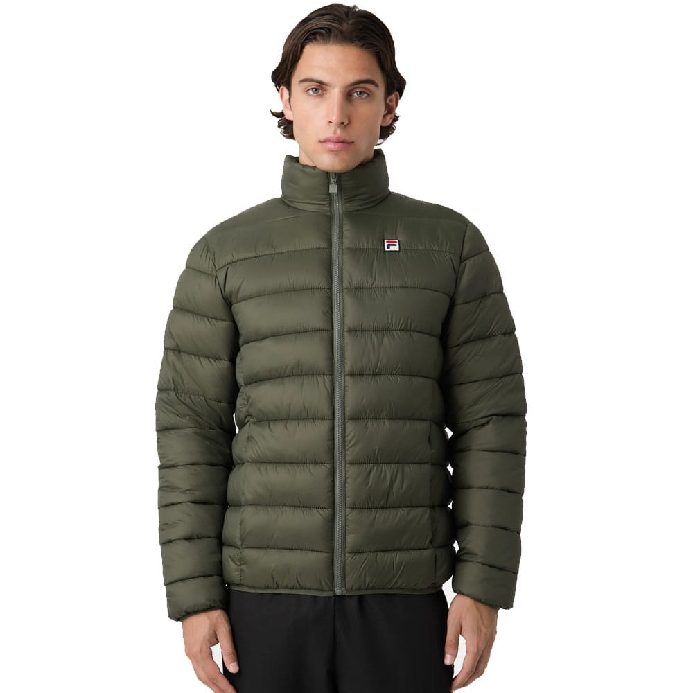 en modell bär en Fila Milano regular thin puffer jacka (herr)