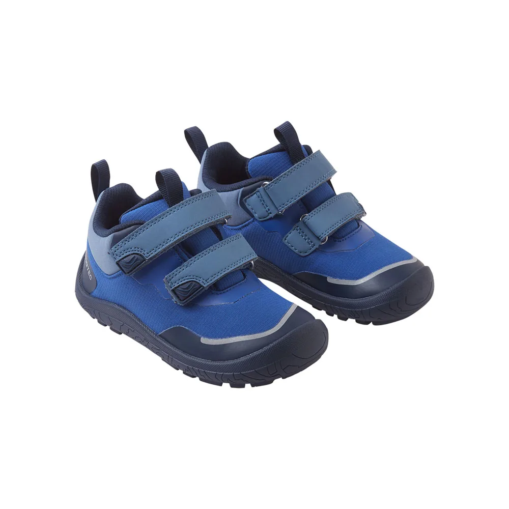 ett par blåa Kavat Viikari vattentåliga sneakers (barn)