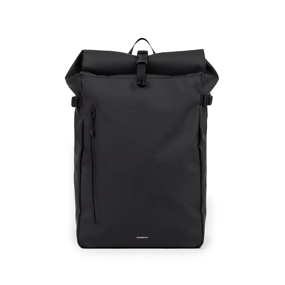 Sandqvist Stream Slim Rolltop L 26 L dagsryggsäck (unisex) i färgen svart
