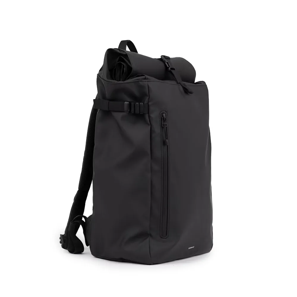 Sandqvist Stream Slim Rolltop L 26 L dagsryggsäck (unisex) snett från sidan