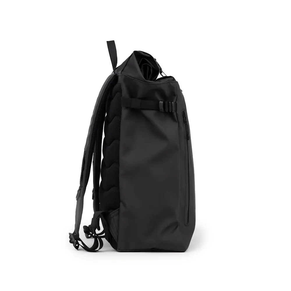 sida av en Sandqvist Stream Slim Rolltop L 26 L dagsryggsäck (unisex)