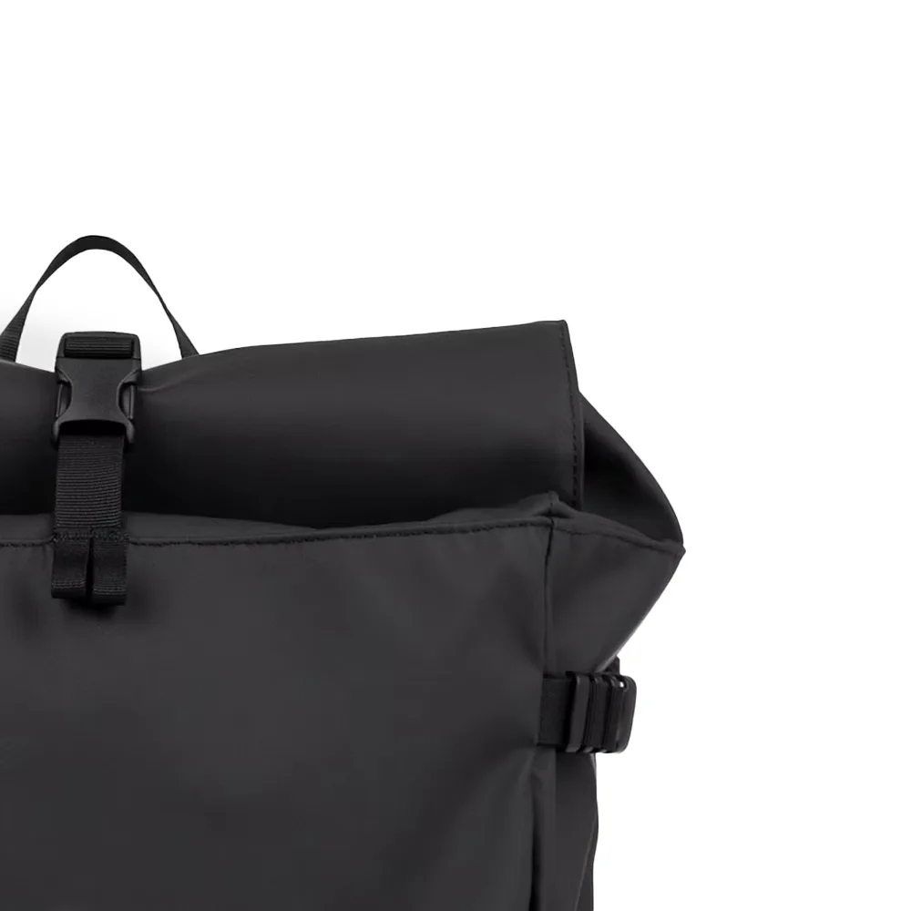 detaljer på en Sandqvist Stream Slim Rolltop L 26 L dagsryggsäck (unisex)