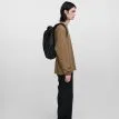 en modell bär en Sandqvist Stream Slim Rolltop L 26 L dagsryggsäck (unisex)