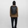 Sandqvist Stream Slim Rolltop L 26 L dagsryggsäck (unisex)på en modell