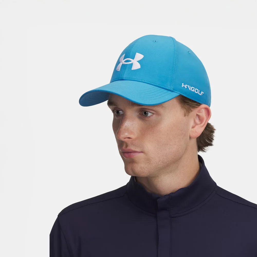 en modell bär en blå Under Armour UA Golf 96 Hat keps (unisex)