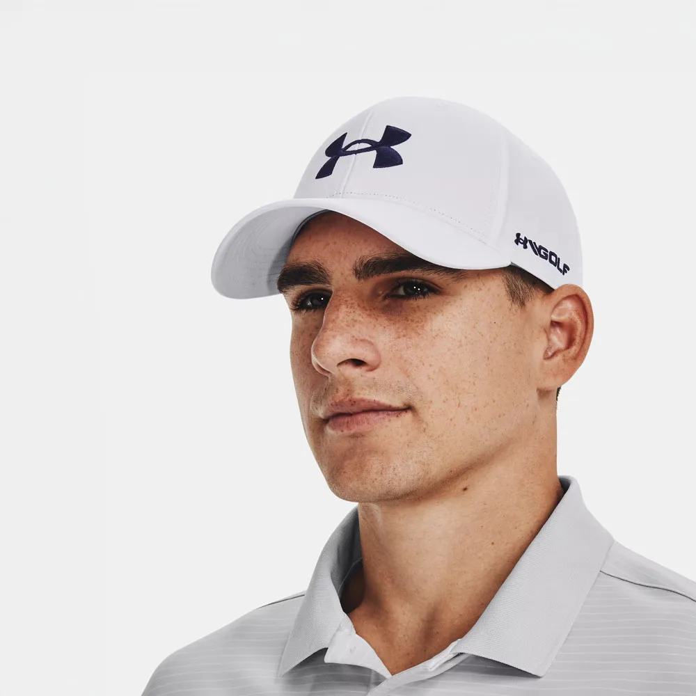 en modell bär en vit Under Armour UA Golf 96 Hat keps (unisex)