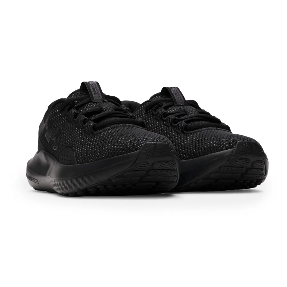 ett par Under Armour UA Charged Surge 4 löparskor (dam)