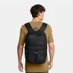 en man bär en Under Armour UA Triumph Campus BP vardagsryggsäck (unisex)
