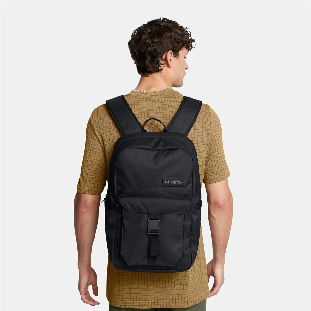 en man bär en Under Armour UA Triumph Campus BP vardagsryggsäck (unisex)