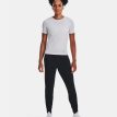 en modell bär en Under Armour UA Unstoppable Jogger träningsbyxor (dam)