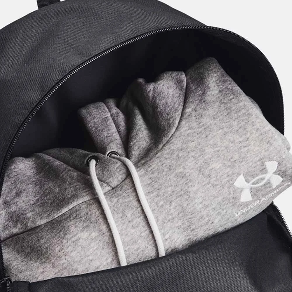 stora facket på en Under Armour UA Essential Lite Backpack vardagsryggsäck (unisex)