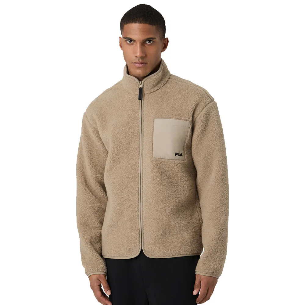 en modell bär en Fila Valagrana regular teddy pilejacka (herr)