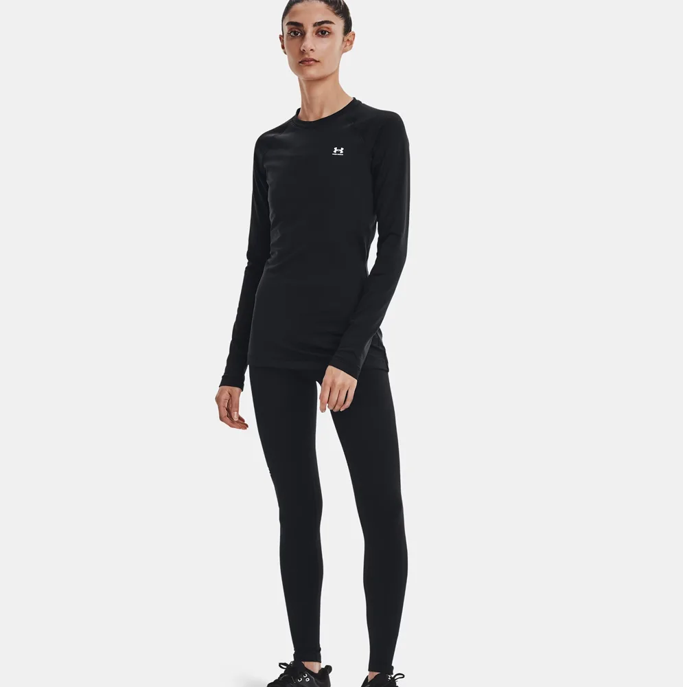 en modell bär Under Armour UA Coldgear Authentics Crew träningströja (dam)