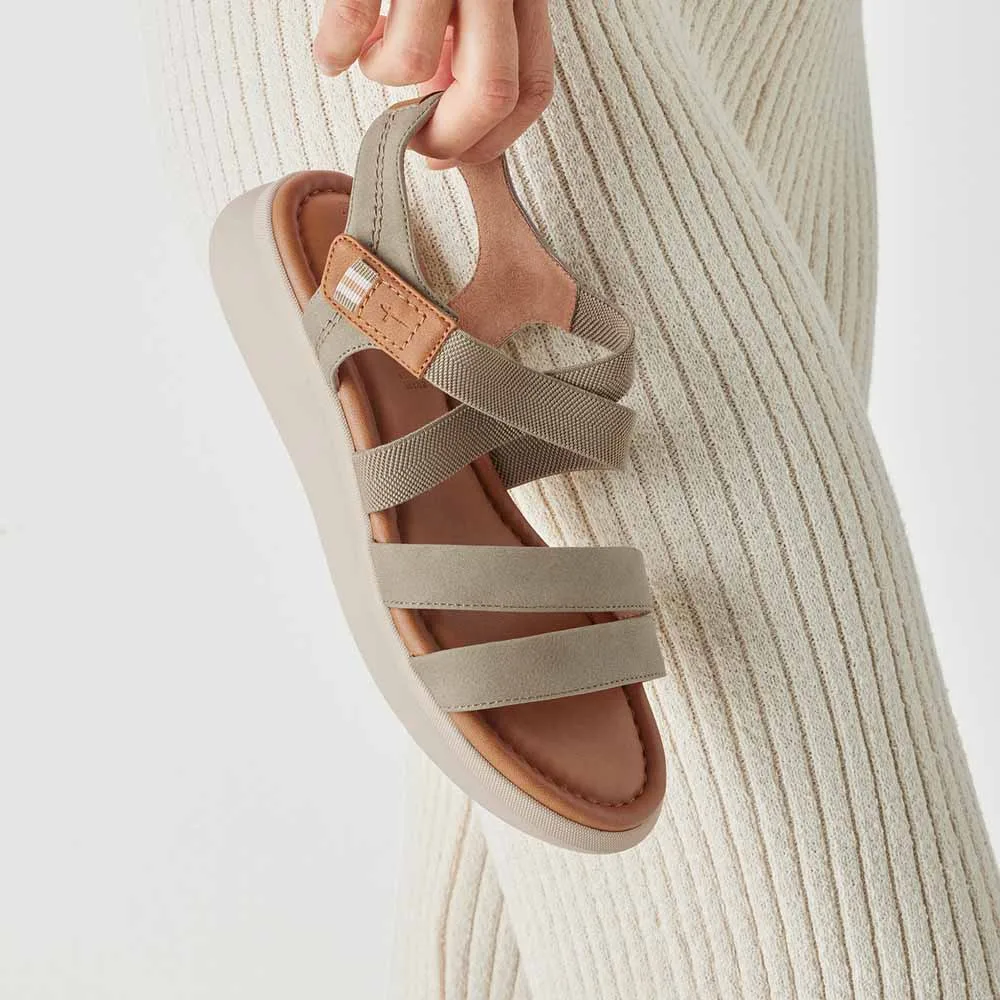 en person håller i ett par 1-28726-46