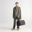 en person håller en Herschel Novel Duffle 43 L bag (unisex)