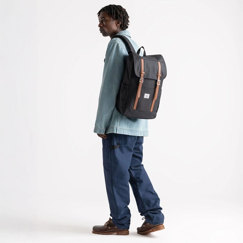 Herschel Retreat™ Backpack - 23L på en modell