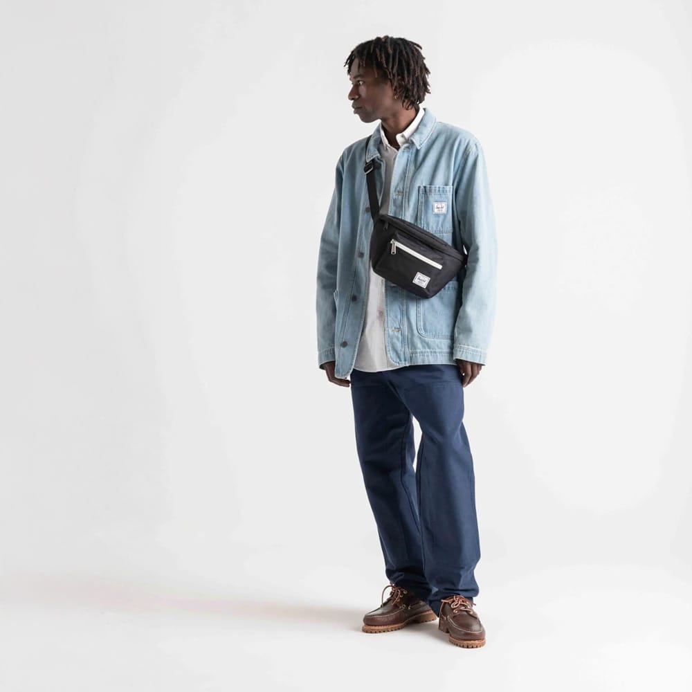 en man bär en Herschel Pop Quiz Hip Pack 3,5 L midjeväska (unisex)