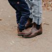 en vuxen och ett barn bär Blundstone 1609 chelseas (unisex)