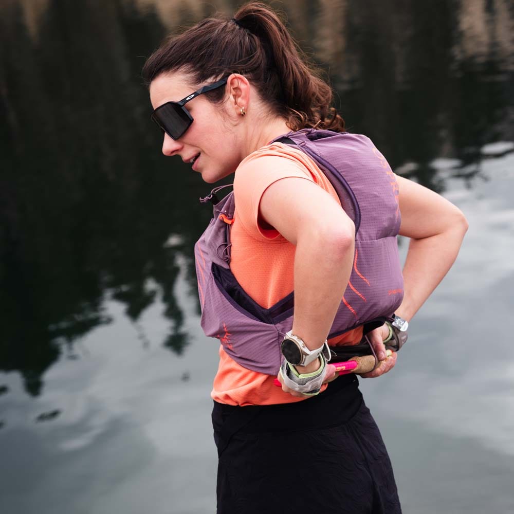 en kvinna bär Osprey Dyna Pro 10 löparväst (dam)