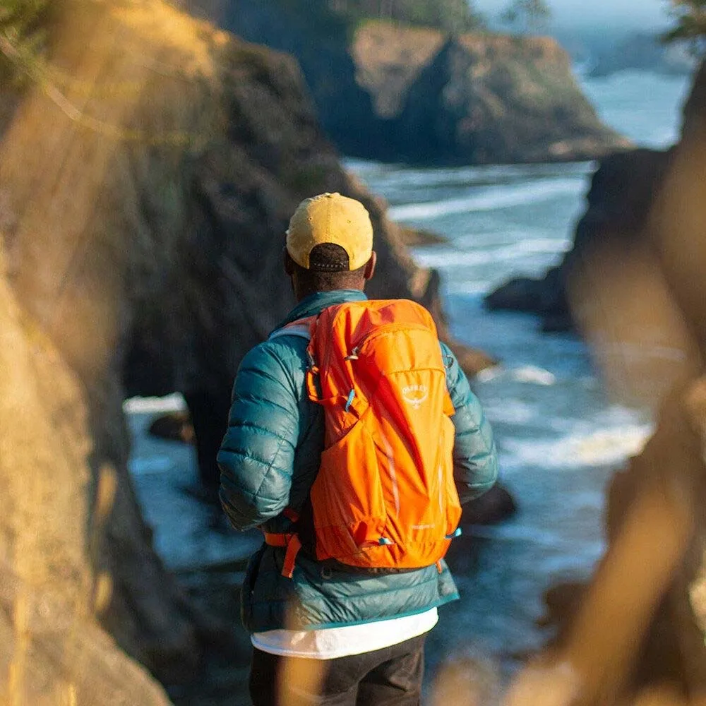en Osprey Hikelite 18L dagsryggsäck (unisex)(2026) på en modell