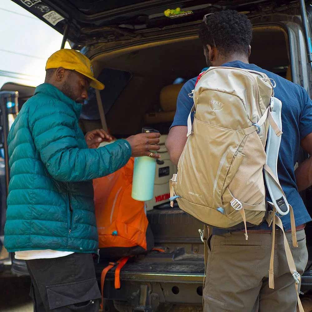 en modell bär en Osprey Hikelite 26L dagsryggsäck (unisex)(2026)