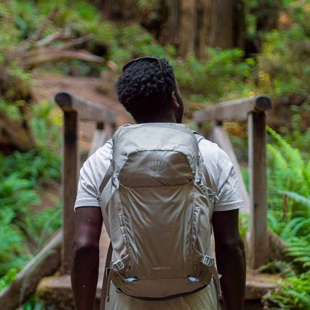 Osprey Hikelite 26L dagsryggsäck (unisex)(2026)på en modell