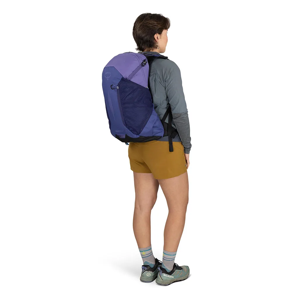 Osprey hikelite 22 botswana purple on model
