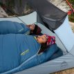 två personer sover i ett MSR Hubba Hubba LT 2P lågviktigt kupoltält för 2 personer