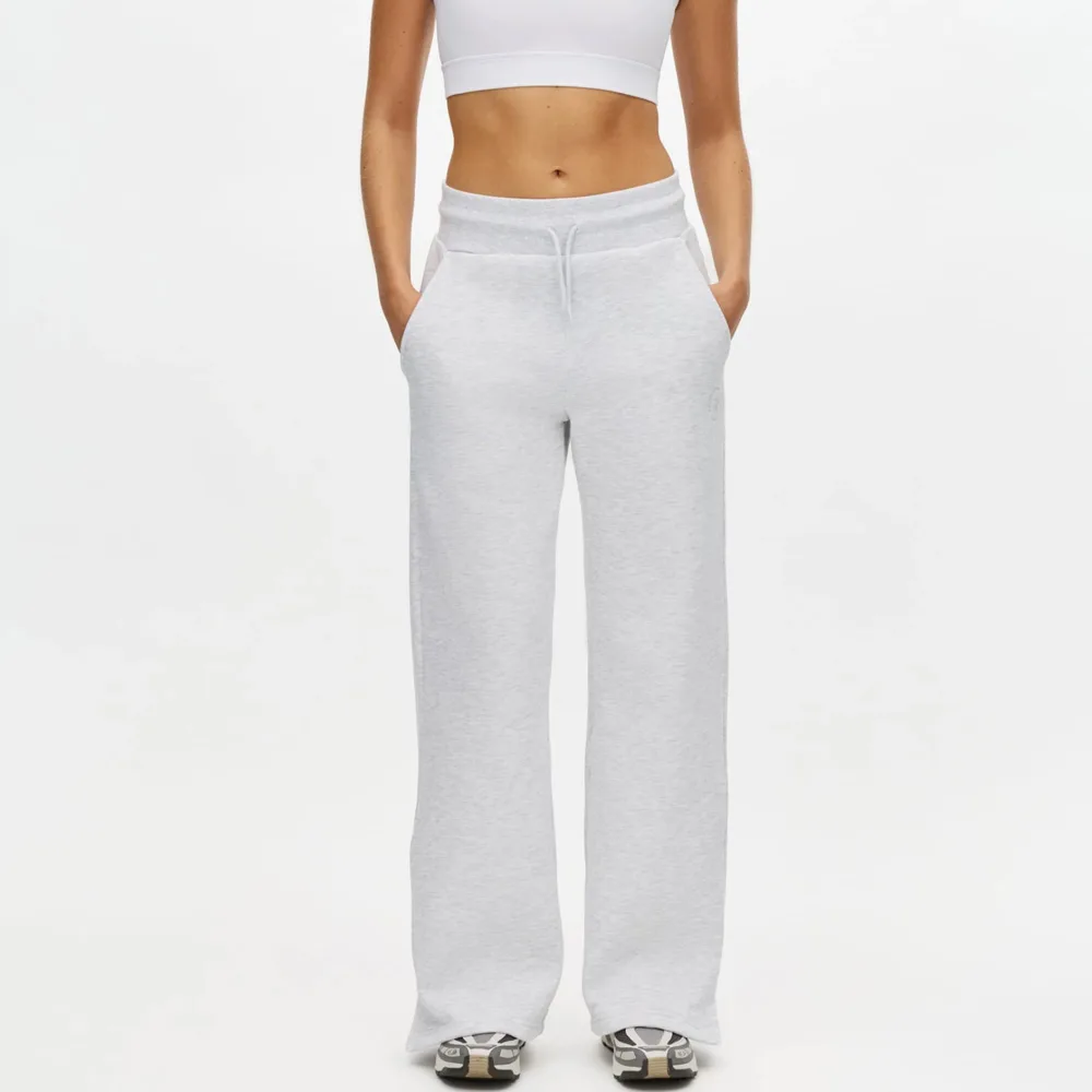 gråa Röhnisch Base Sweatpants mjukisbyxor (dam) på en modell