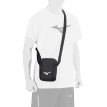 Mizuno Pouch Waso axelväska (unisex) på en modell