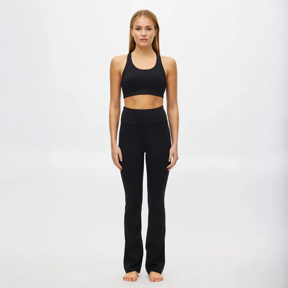 en modell bär Röhnisch Legacy Flare High Waist Tights yogabyxor (dam)