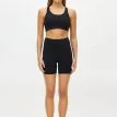 en modell bärett par Röhnisch Legacy Short Bike Tights cykelshorts (dam)