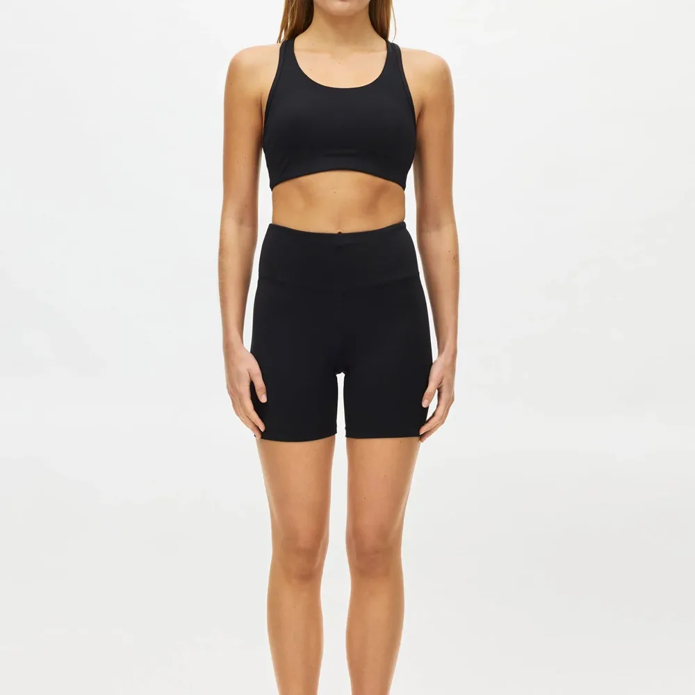 en modell bärett par Röhnisch Legacy Short Bike Tights cykelshorts (dam)