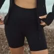 svarta Röhnisch Legacy Short Bike Tights cykelshorts (dam) på en modell